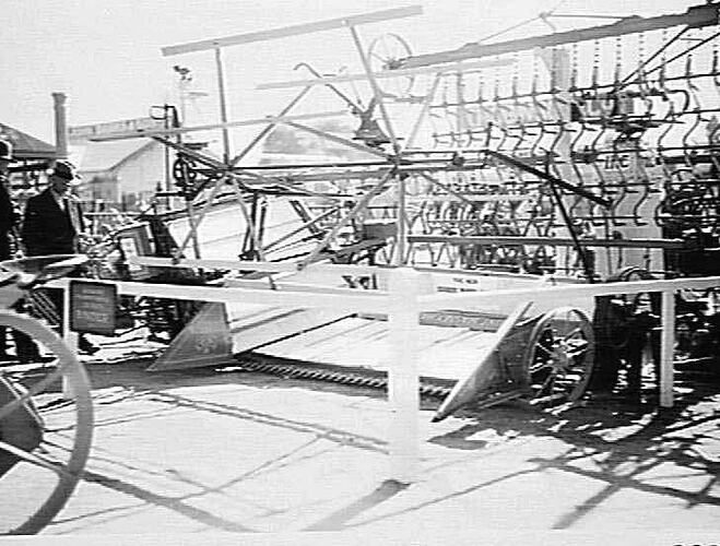 PHOTOS TAKEN TO SHOW LAY-OUT OF STAND AT MELB ROYAL SHOW: 1938