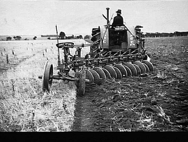 14 DISC `SUNDERCUT' ON MR LUKE STREIKLAND'S FARM, MT DUNEED, GEELONG 20 ACRES PER DAY, 500 ACRES TO CULTIVATE: 30/4/30