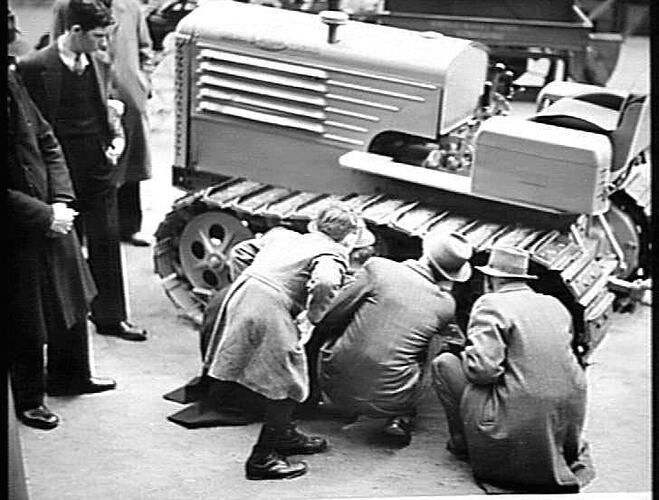 ROYAL SHOW MELBOURNE: FARMERS INTERESTED IN `CLETRAC': 26 SEPTEMBER, 1946