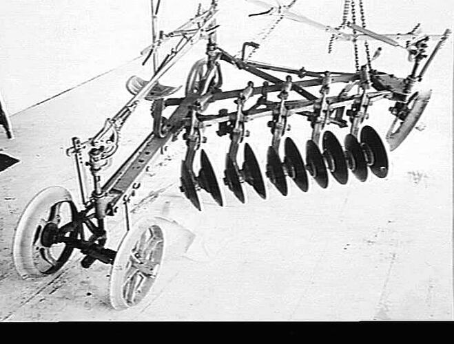 NO. 8 SUNDERCUT 10 DISC. OCT 1939