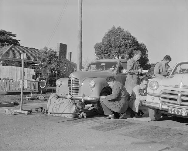 Royal Automobile Club of Victoria, Mechanics Working on Automobiles, Victoria, 17 Jun 1959