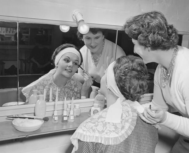 Southdown Press, Woman Applying Make-Up, Melbourne, Victoria, 25 Jun 1959