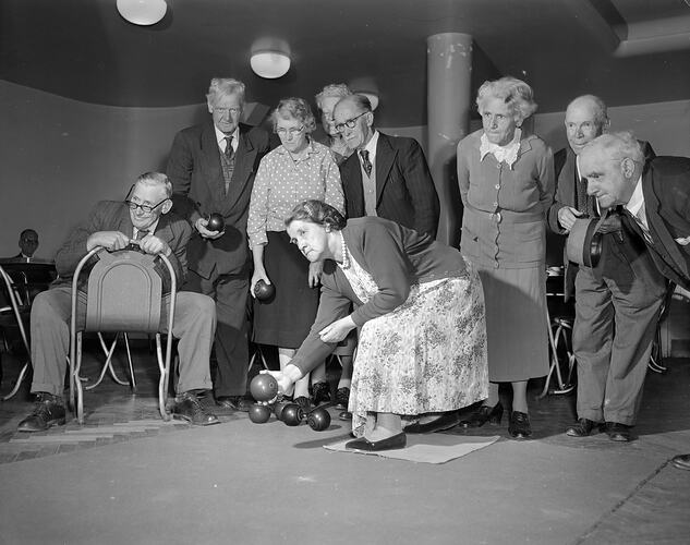 Melbourne City Council, Group Playing Bowls, Melbourne, 06 Nov 1959