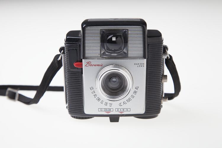 Vintage KODAK BROWNIE STARLET Camera avec FLASH et DAKON Lens Circa 1958 