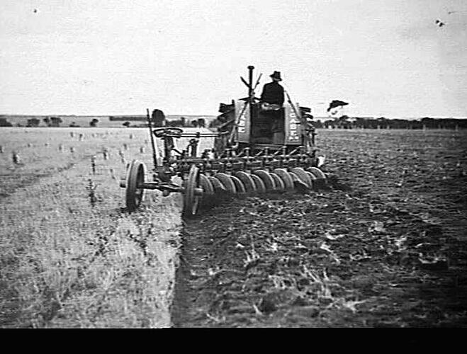 14 DISC `SUNDERCUT' ON MR LUKE STREIKLAND'S FARM, MT DUNEED, GEELONG 20 ACRES PER DAY, 500 ACRES TO CULTIVATE: 30/4/30