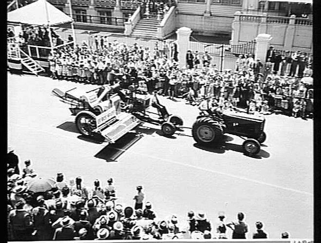 PARADE OF AGRICULTURAL MACHINERY IN SYDNEY JUBILEE CELEBRATIONS: JAN 1951