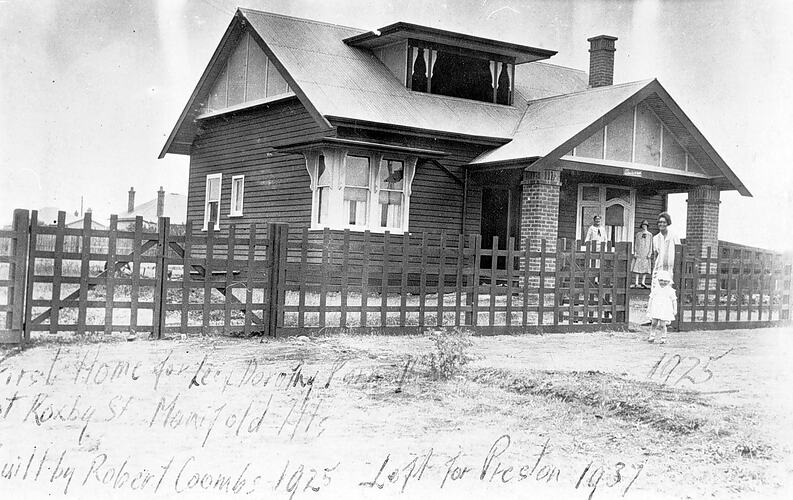 FIRST HOME FOR LES AND DOROTHY PURNELL AT ROXBY ST. MANIFOLD HTS.  BUILT BY ROBERT COOMBS 1925.  LEFT FOR PRESTON 1937.