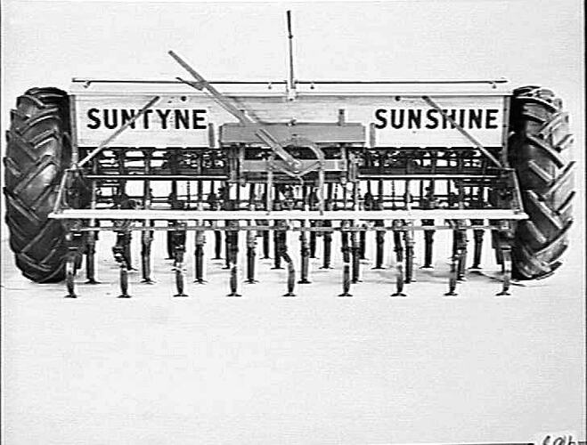 16 ROW `SUNTYNE' FITTED WITH RUBBER TYRES: MAY 1949