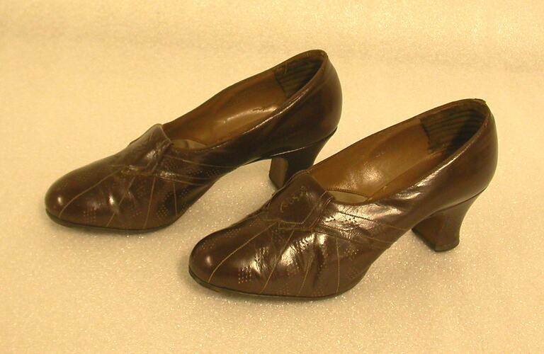 Pair of Shoes - Court, Brown Leather