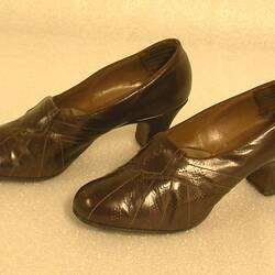 Pair of Shoes - Court, Brown Leather