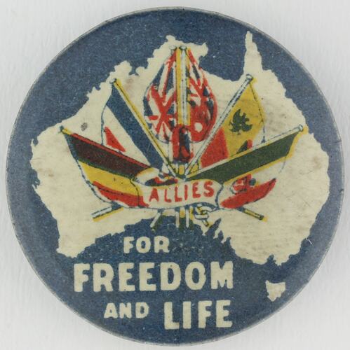 Round patriotic World War 1 badge.