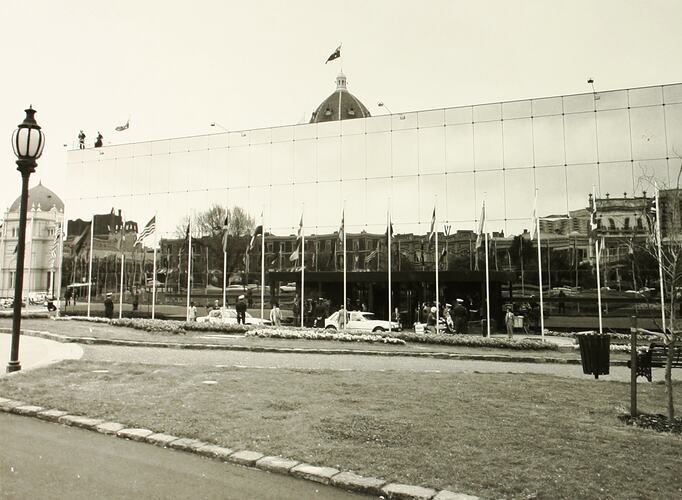 Photograph - Commonwealth Heads of Government Meeting, Arrival of Delegates, Centennial Hall, Royal Exhibition Building, Melbourne, 30 Sep-7 Oct 1981