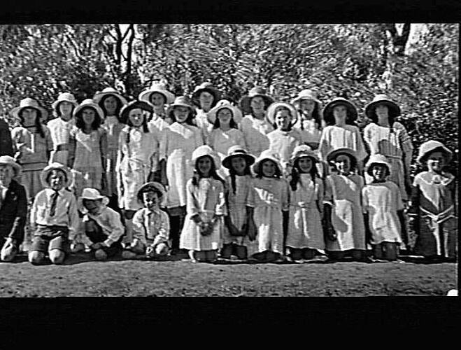 MERRIGUM - PICNIC - GROUP OF CHILDREN WITH HATS