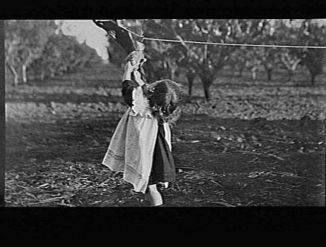 MERRIGUM - DOROTHY PITTS PLAYING WITH CLOTHES LINE