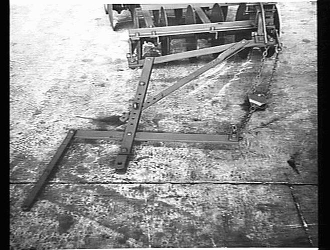 OFFSET DISC HARROW : MAY 1943