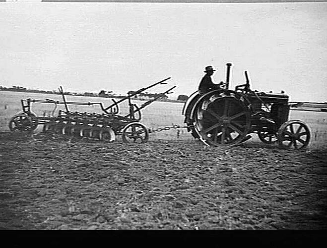 14 DISC `SUNDERCUT' ON MR LUKE STREIKLAND'S FARM, MT. DUNEED, GEELONG 20 ACRES PER DAY, 500 ACRES TO CULTIVATE: 30/4/30