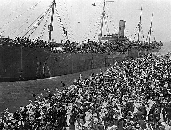[The departure of the Medic carrying soldiers to the First World War, Port Melbourne, 1915.]