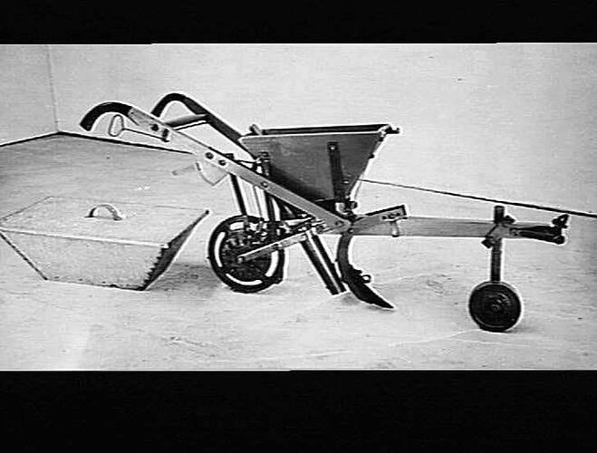 `SUNTOPPER' FERTILIZER DISTRIBUTOR