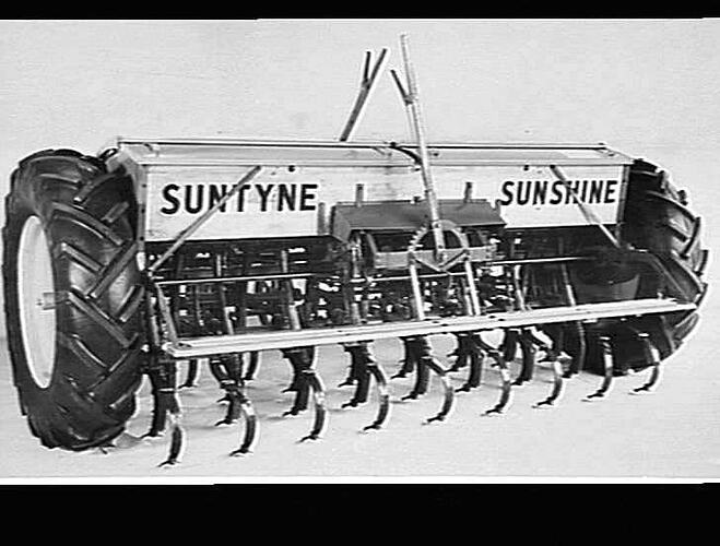 16 ROW `SUNTYNE' FITTED WITH RUBBER TYRES: MAY 1949