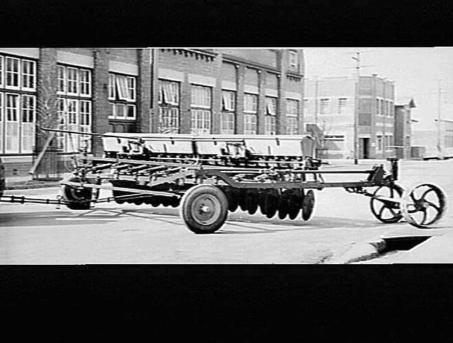 20 DISC `S/SEEDER' WITH HYDRAULIC CONTROL: SEPT 1954