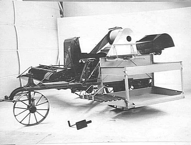 FOLDING BAGGING PLATFORM ON HEADER: JUNE 1928