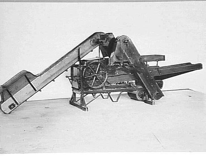 JUNE 1923: MAIZE HUSKER WITH ELEVATOR FEED