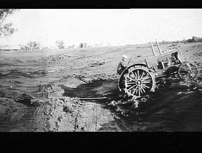 `PACEMAKER' WORKING OUT 6000 YARD DAM ON McCORMICK BROS FARM, STH WONDABAH NEAR GUNNEDAH, N.S.W.: AUG 1937