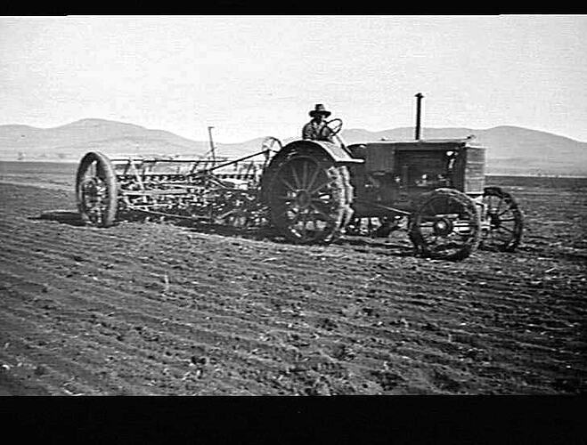 `SUNTYNE' & 26/41 TRACTOR ON M. CONNOLLY'S FARM: KELVIN, N.S.W.: JUNE 1928