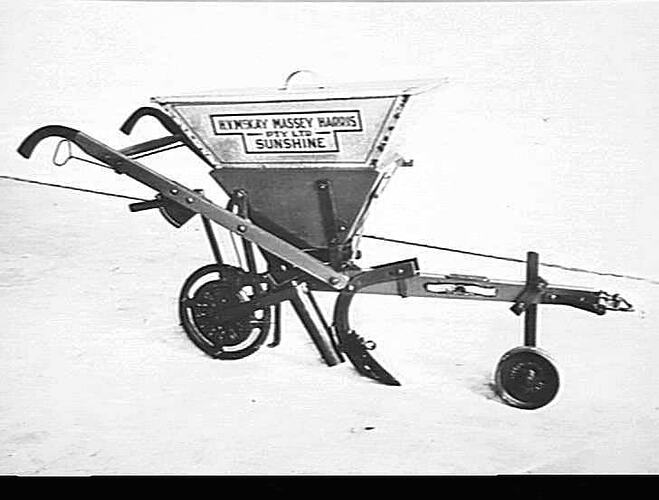 `SUNTOPPER' FERTILIZER DISTRIBUTOR