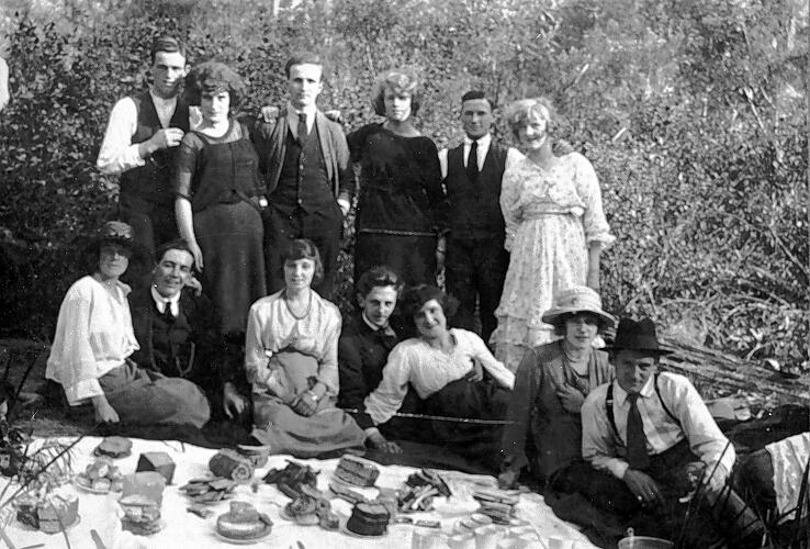 [Footscray ammunition workers at a staff picnic, 1920.]