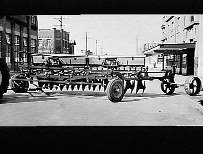 20-DISC `SUNDERSEEDER' (EXPERIMENTAL) (FITTED WITH HYDRAULIC LIFT): SEPT 1954