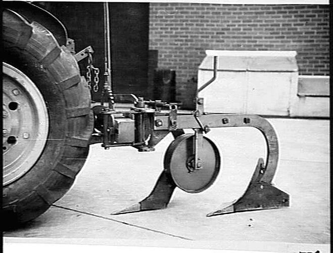 SUNHANDLIFT 81 TRACTOR