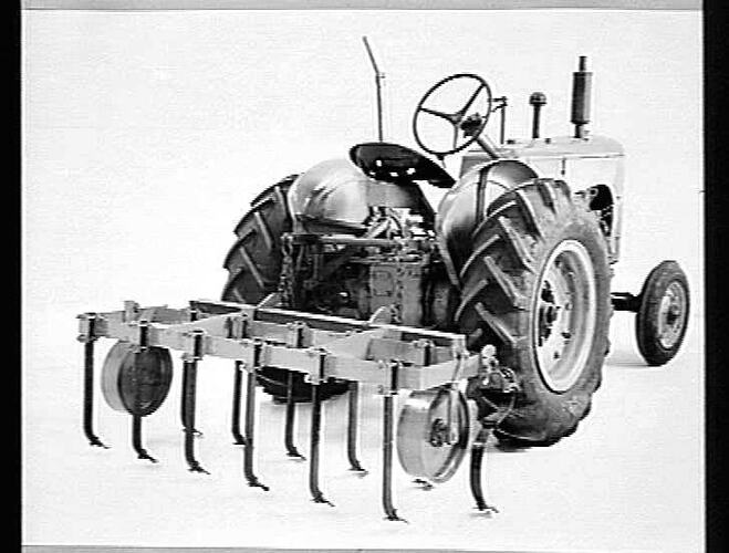 TYNE ATTACHMENT 81 TRACTOR. JULY 1942