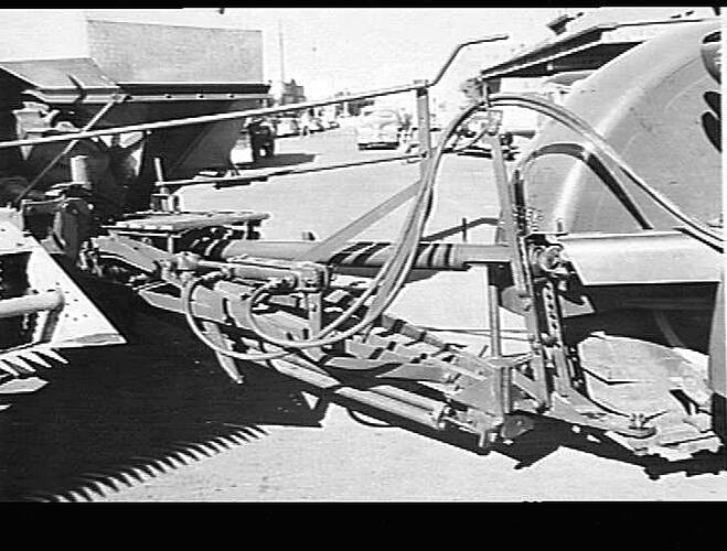 8 INCH CYLINDER R & L AND BULK BOX AUGER & DRIVE FITTED TO NO. 6 PTO HEADER: MARCH 1954
