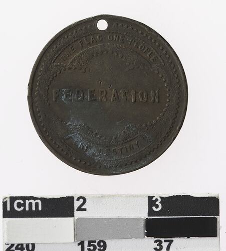 Round medal with tect.