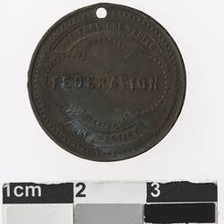 Round medal with tect.