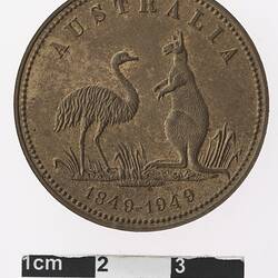 Round bronze medal with emu and kangaroo in centre and text surrounding.