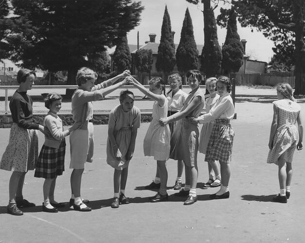 Girls Playing Oranges and Lemons, Dorothy Howard, Melbourne, 1954