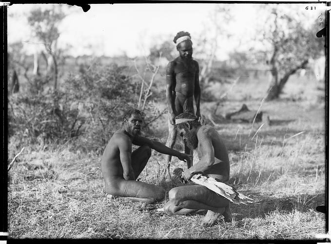 Wrapping up the arm bone of dead man, Tennant Creek, Central Australia, 1901