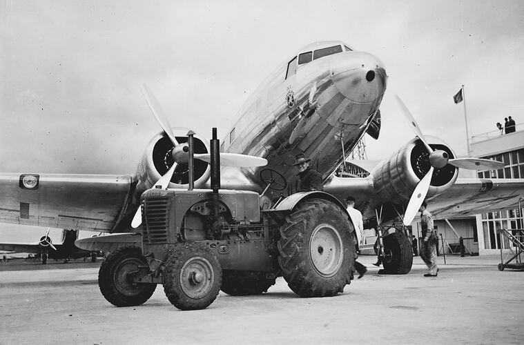 `PACEMAKER' TRACTOR SUPPLIED TO CIVIL AVIATION DEPT., ESSENDON: AUG 1939