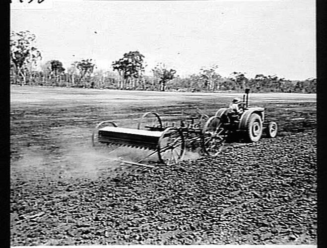 MODEL 25 TRACTOR HAULING `20A' SCARIFIER 8 FT 3 INCH `SUNFLOW' WITH SEEDING ATTACHMENT AND `SUNTOW' HARROWS, E.H. WATTS, WANDERING, W.A.: JAN 1937