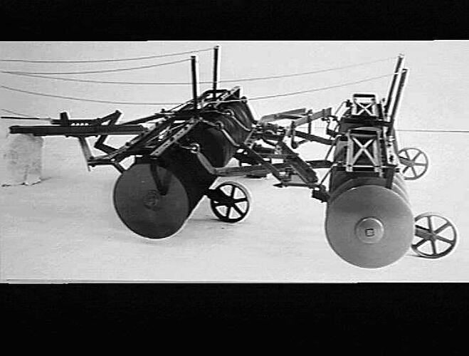 SUNTRAC DISC HARROW & SECTIONS. NOV 1940