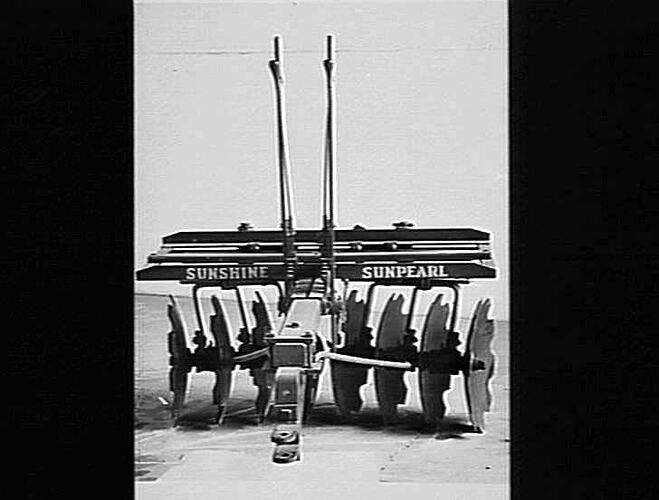 `SUNPEARL' WITH TRACTOR HITCH: NOV 1950