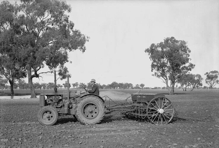 Negative International Harvester, GL130 Cultivator Drill with GL26