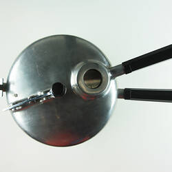 Circular pressure cooker viewed from above, handles separate.
