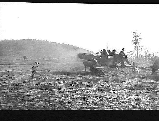 [EDITED FROM ACCOMPANYING LETTER]: `GRAYFIELD', KELVIN, GUNNEDAH. MR. PERRETT. [LETTER DESCRIBES HOW A DAMAGED & FLATTENED CROP WAS HARVESTED WITH A `SUNLIGHT' HEADER, WHEN PREVIOUSLY SUCH A CROP WAS BURNT BECAUSE IT WAS `NOT POSSIBLE TO HARVEST'. 15 PHOT