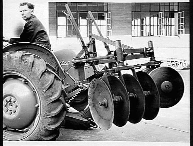`SUNKING' WITH 3-POINT LINKAGE FITTED TO FERGUSON TRACTOR: SEPT 1954