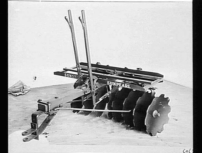 `SUNPEARL' WITH TRACTOR HITCH: NOV 1950