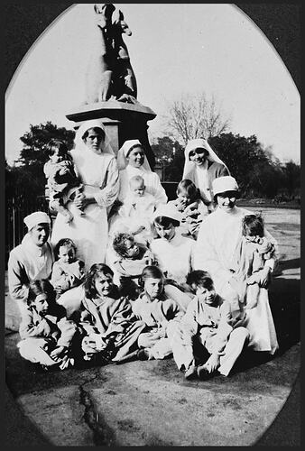 Nurses & Patients, Westgarth Fountain, Carlton Gardens, 1919