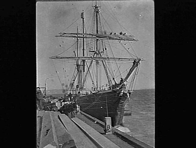TASMANIA - LOADING THE AURORA FOR THE ANTARCTIC